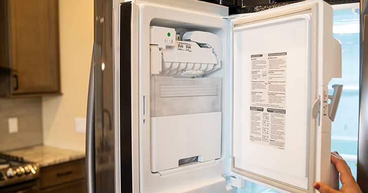 MRA_OUW_HowToCleanIceMachine_BlogHero_Q3_20190424 image